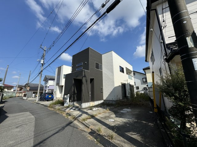 -三丁目不動産-　熊谷市石原　平成28年築の前面道路含む現地写真