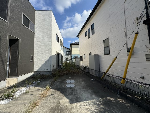 -三丁目不動産-　熊谷市石原　平成28年築の駐車場