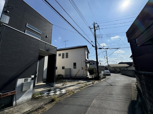 -三丁目不動産-　熊谷市石原　平成28年築の前面道路含む現地写真