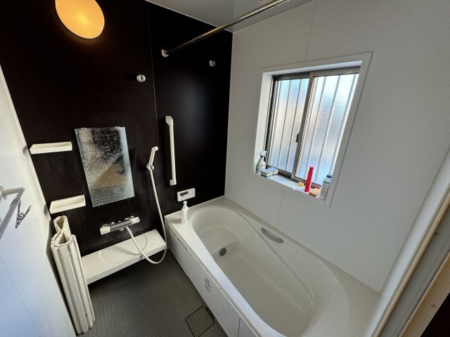 -三丁目不動産-　熊谷市石原　平成28年築の浴室