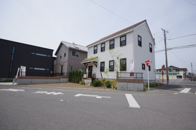 宇都宮市双葉３丁目　戸建の前面道路含む現地写真|９ｍ道路に面しゆとりがあります