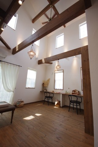 宇都宮市双葉３丁目　戸建の居間・リビング|天井から明るい日差しがたっぷりと入ります