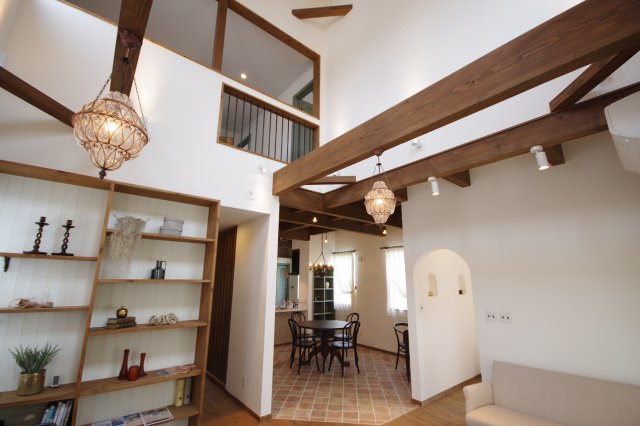 宇都宮市双葉３丁目　戸建の居間・リビング|梁がある吹き抜け