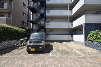 【駐車場】 | マンションの駐車場スペース。空きの有無や駐車料金、サイズ規定などについては、改めてお問い合わせください。～即日のご見学可能～　お問合せはお気軽にどうぞ。
