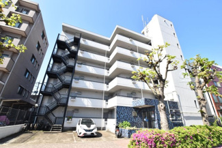【外観】 | 青空によく映える建物です。手入れの行き届いた外壁やマンション正面エントランスなど、綺麗な姿をぜひ一度、現地にてご覧ください。～即日のご見学可能～　お問合せはお気軽にどうぞ。
