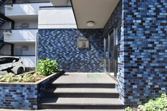 【エントランス】 | お客様を、そして住人を出迎えてくれるマンションのエントランス。ゴミが落ちていないことからも、管理状態の良さや住民の節度の高さが見て取れます。～即日のご見学可能～　お問合せはお気軽にどうぞ。
