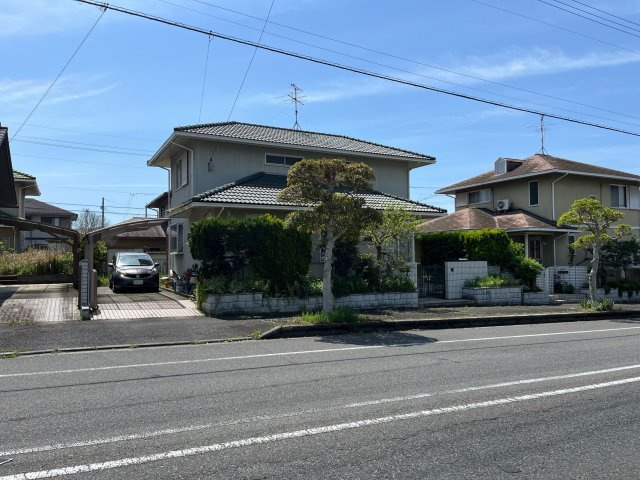 赤磐桜が丘西売家【オーナーチェンジ】の前面道路含む現地写真