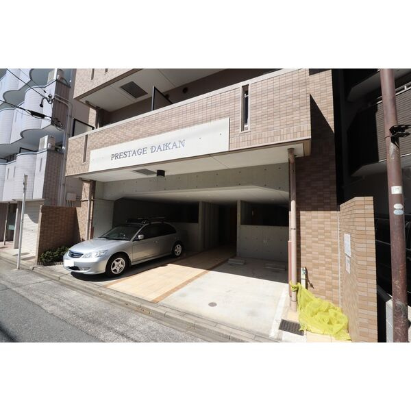 プレステージ代官の駐車場