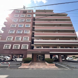 【外観】 | 春日駅まで徒歩10分の好立地。1台分の駐車場が無料で付いてくるのは大きなポイントです！