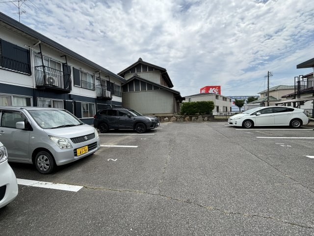 レスト北新川　Ａ棟の駐車場