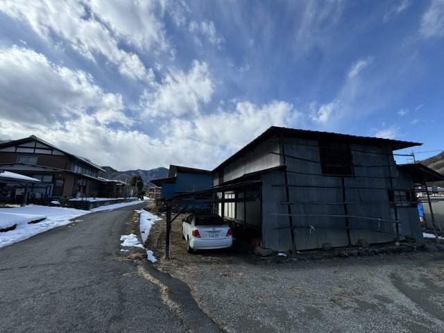 -三丁目不動産-　秩父市荒川白久の前面道路含む現地写真