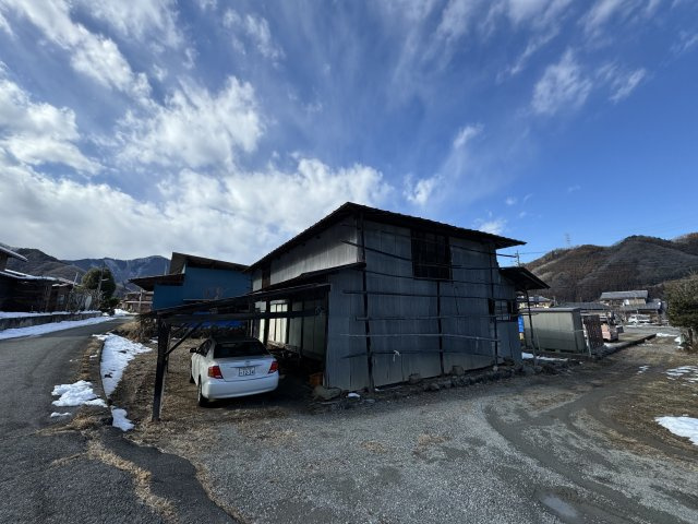-三丁目不動産-　秩父市荒川白久の前面道路含む現地写真