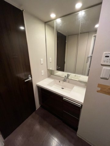 脱衣所は広さがあり使い勝手の良い独立洗面台があります
※室内修繕前の写真となります。