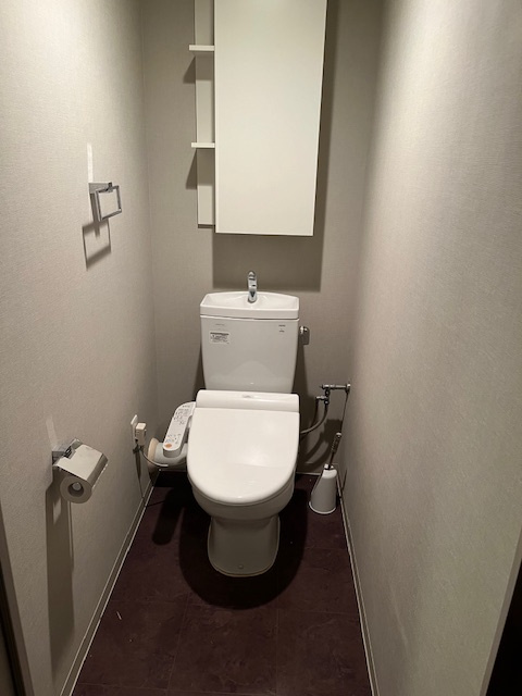 奥行のあるトイレは落ち着く空間です
※室内修繕前の写真となります。