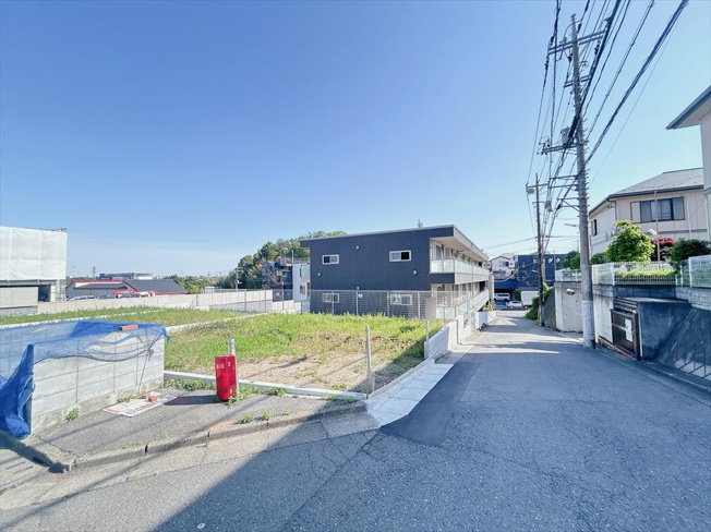 【前面道路含む現地写真】 | 新座市畑中3丁目　建築条件無売地　全3区画　(志木本店) | 前面道路の様子