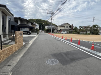 【前面道路含む現地写真】 | 東区楢原・７区画 | 前面道路です