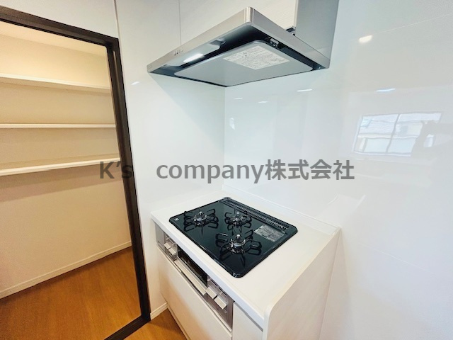 ●茅ヶ崎市ひばりが丘　コスモ茅ヶ崎ベルセーヌ　のキッチン|三口ガスコンロでお料理の幅が広がります◇