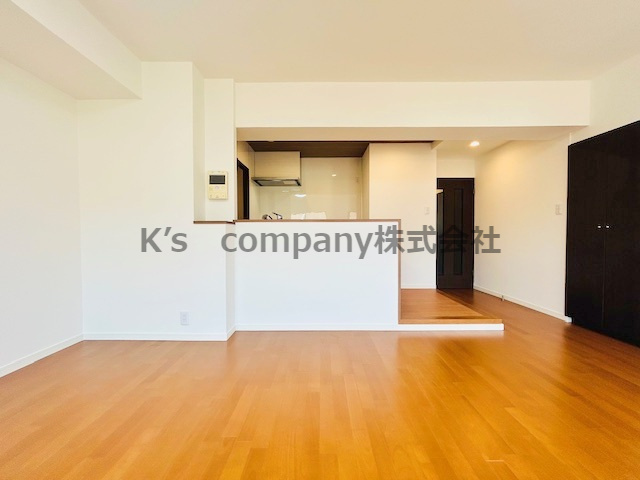 ●茅ヶ崎市ひばりが丘　コスモ茅ヶ崎ベルセーヌ　のダイニング|正面にはカウンターキッチン☆ご家族との会話を楽しみながらお料理ができます◇