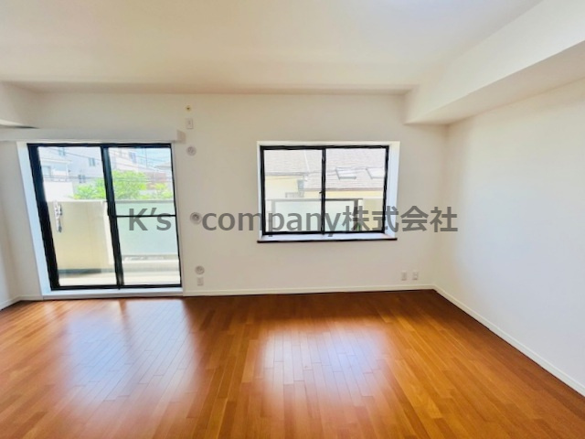 ●茅ヶ崎市ひばりが丘　コスモ茅ヶ崎ベルセーヌ　の居間・リビング|窓が広く明るいご家族の憩いのリビングスペース☆