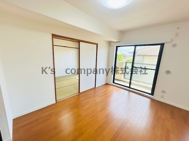 ●茅ヶ崎市ひばりが丘　コスモ茅ヶ崎ベルセーヌ　の居間・リビング|リビングに隣接して和室があります◇