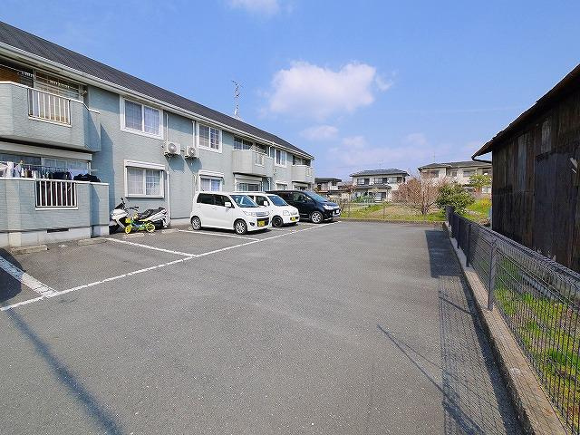 シャンドフルールの駐車場|車をお持ちの方に嬉しい駐車場付きの物件です