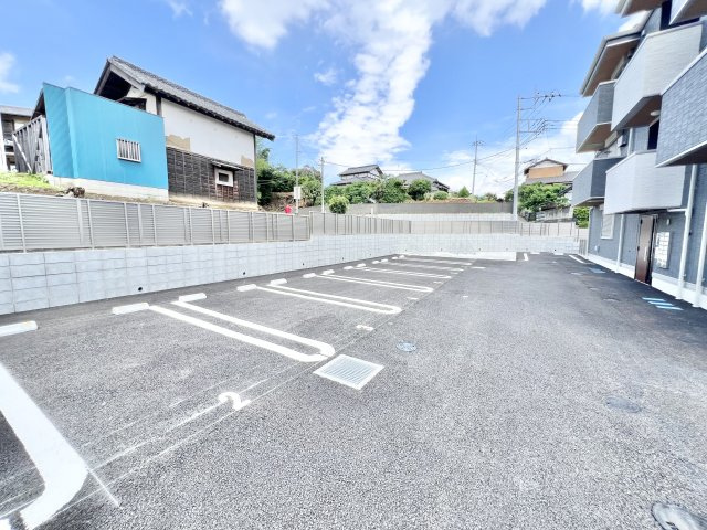ロイヤルガーデンソラーナの駐車場