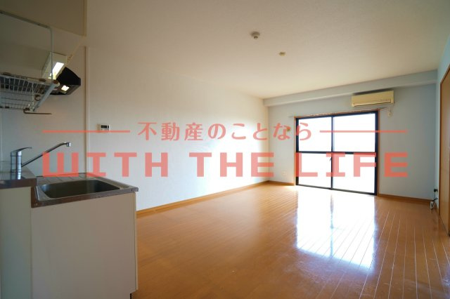 グリーンヒルズ津福【キャッシュバック対象物件】の居間・リビング|使いやすい居間です