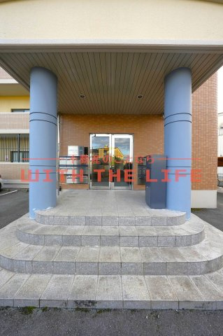 グリーンヒルズ津福【キャッシュバック対象物件】のエントランス|ゆとりのあるエントランスです