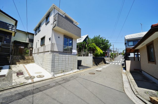 【横浜市保土ケ谷区法泉３丁目6-65新築戸建て】★仲介手数料無料★（初音ヶ丘小学校・橘中学校）の前面道路含む現地写真