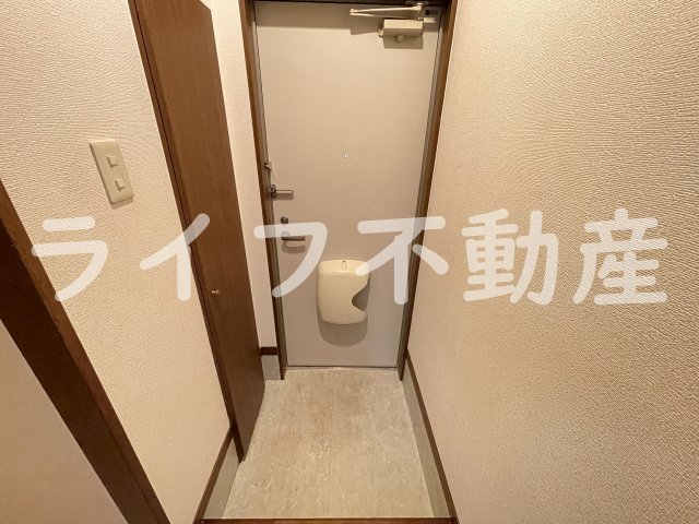 アンプルールフェール寿の玄関