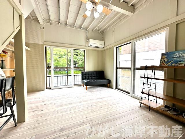 茅ヶ崎市赤羽根　中古戸建の居間・リビング|新規リフォーム完了！7帖　ダイニングキッチン