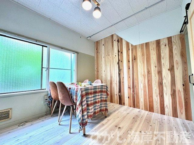 茅ヶ崎市赤羽根　中古戸建の居間・リビング|新規リフォーム完了！7帖　ダイニングキッチン