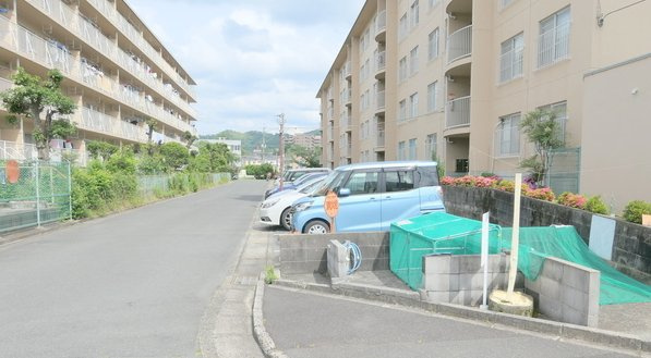 フラワリータウン生駒A棟の駐車場
