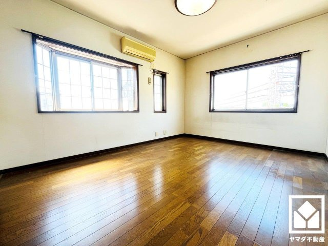 伏見区新町１丁目の寝室|大きな窓からは明るい光が降り注ぎます。