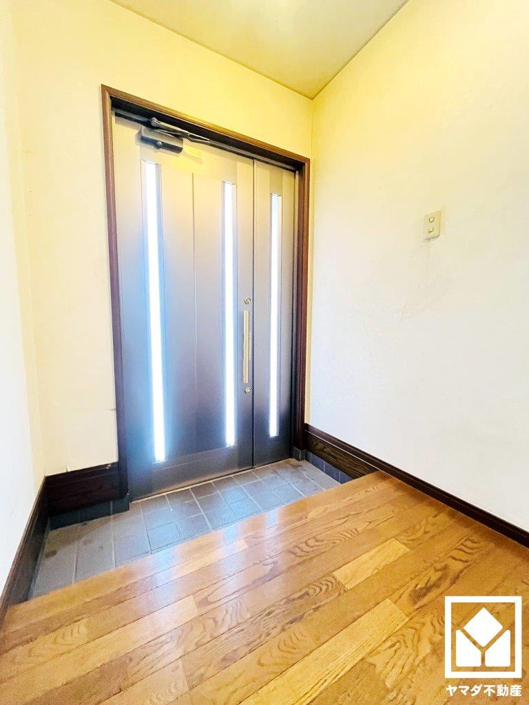 伏見区新町１丁目の玄関|採光も考えられた明るい玄関です。