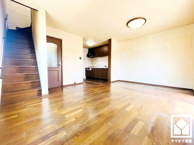 伏見区新町１丁目の居間・リビング|隅々まで光が降り注ぎ、明るく心地の良い空間