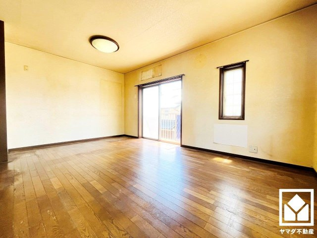 伏見区新町１丁目の居間・リビング|明るい光の差し込むLDKはゆったりとした家族団欒の場に。