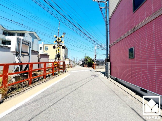 伏見区新町１丁目の前面道路含む現地写真|お買い物施設が徒歩圏内に複数あり、便利な住環境です。