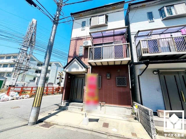 伏見区新町１丁目の外観|駐車スペース確保。玄関のそばで荷物の上げ下ろしができるので便利です。