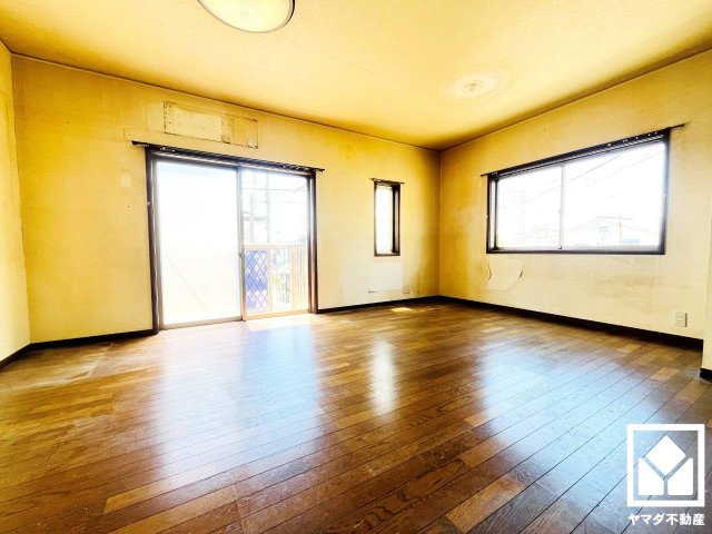 伏見区新町１丁目の居間・リビング|大きな窓があり、明るい陽射しが感じられるリビングです。