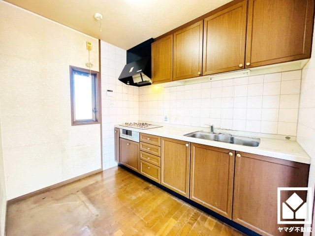 伏見区新町１丁目のキッチン|キッチンは空間を有効活用できる壁付けタイプ。