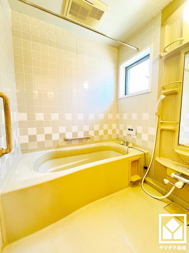 伏見区新町１丁目の浴室|小窓が付いているので、こもりがちな湿気もすぐ取り除くことができます。