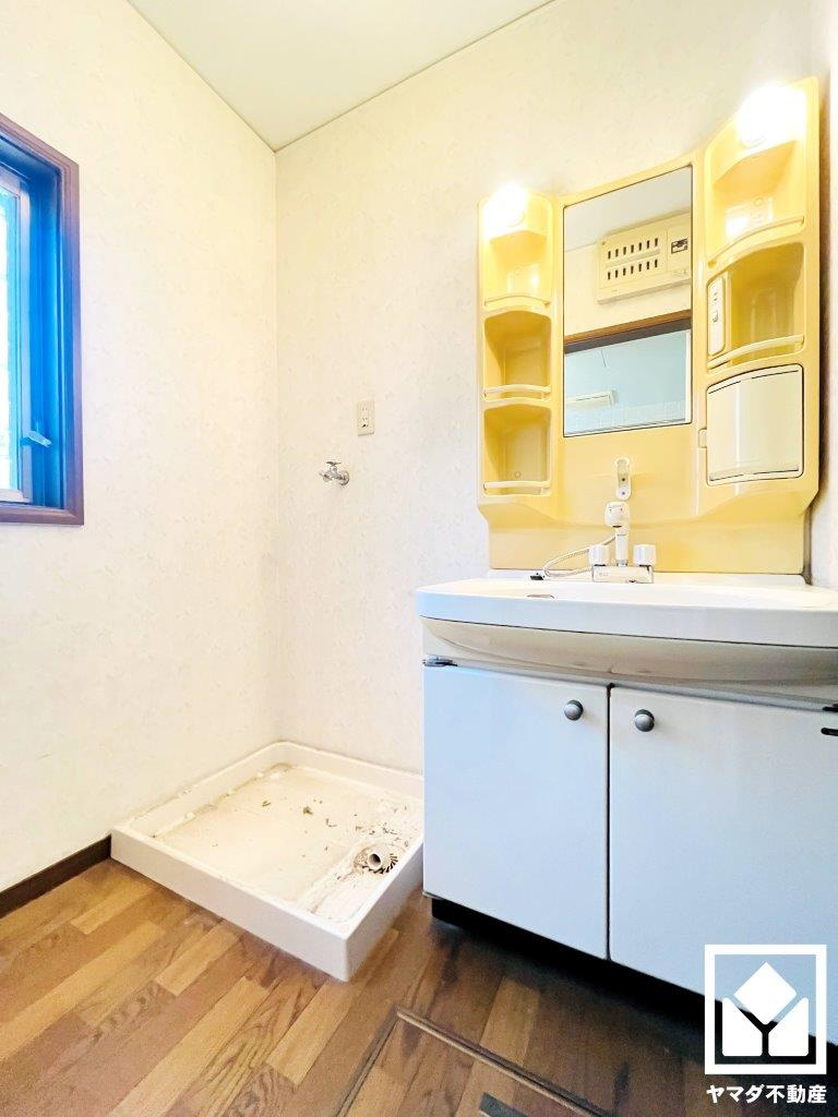 伏見区新町１丁目の洗面所|小さなお子様のお風呂上りもこのスペースがあればゆったりとして頂けます。