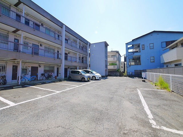 西栄マンションの駐車場