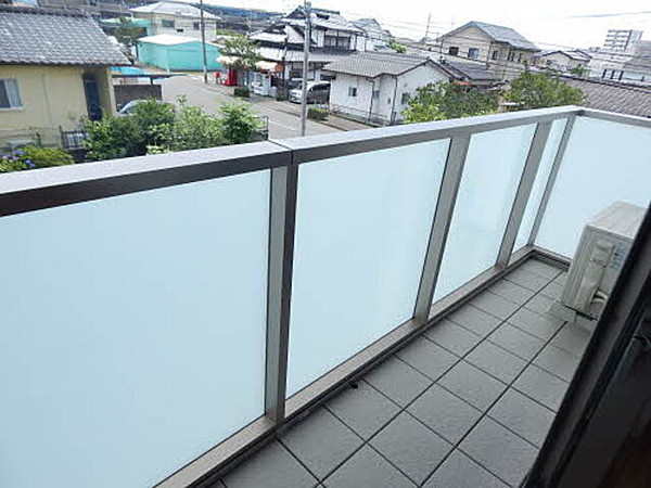 熊本市東区桜木２丁目のアパートのバルコニー