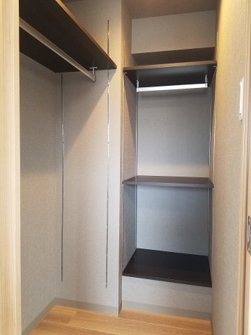 ディアコート八木の収納|収納豊富なウォークインクローゼット