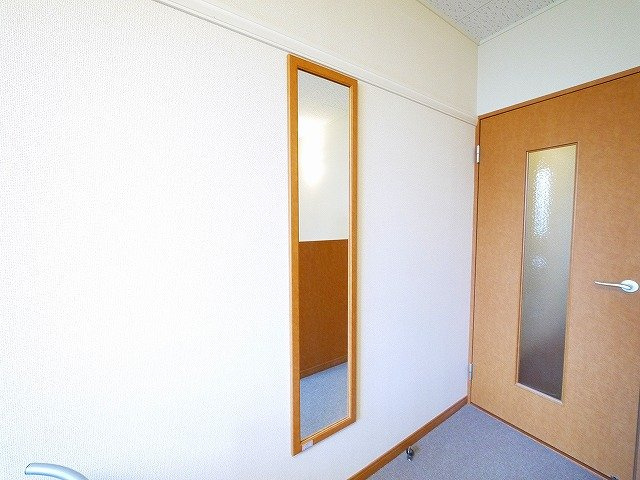 レオパレスバンビーノのその他|姿見もあります