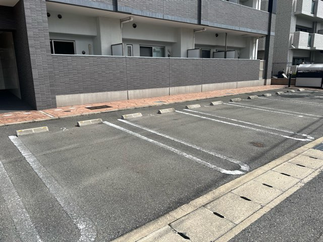 ポーシェガーデン３の駐車場