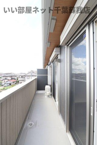 ルミエール五井・Ⅱのバルコニー|バルコニーからの眺めを楽しみながら食事をしませんか