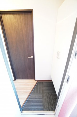 【玄関】 | エバーグリーンⅡ | ※同物件・反転タイプの写真です。